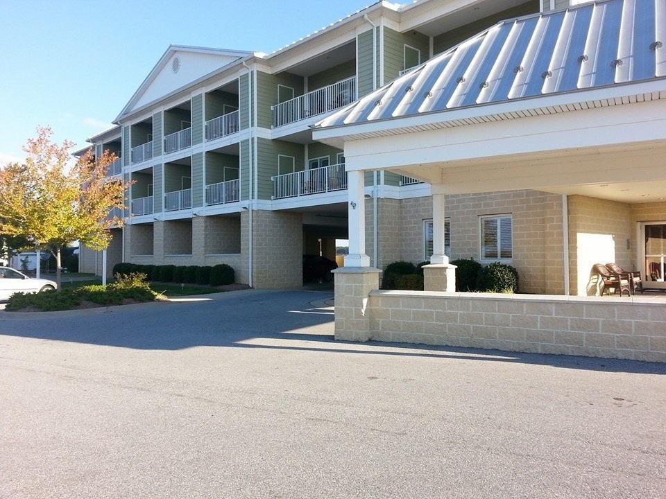 Island Inn & Suites, Ascend Hotel Collection Piney Point Exterior photo