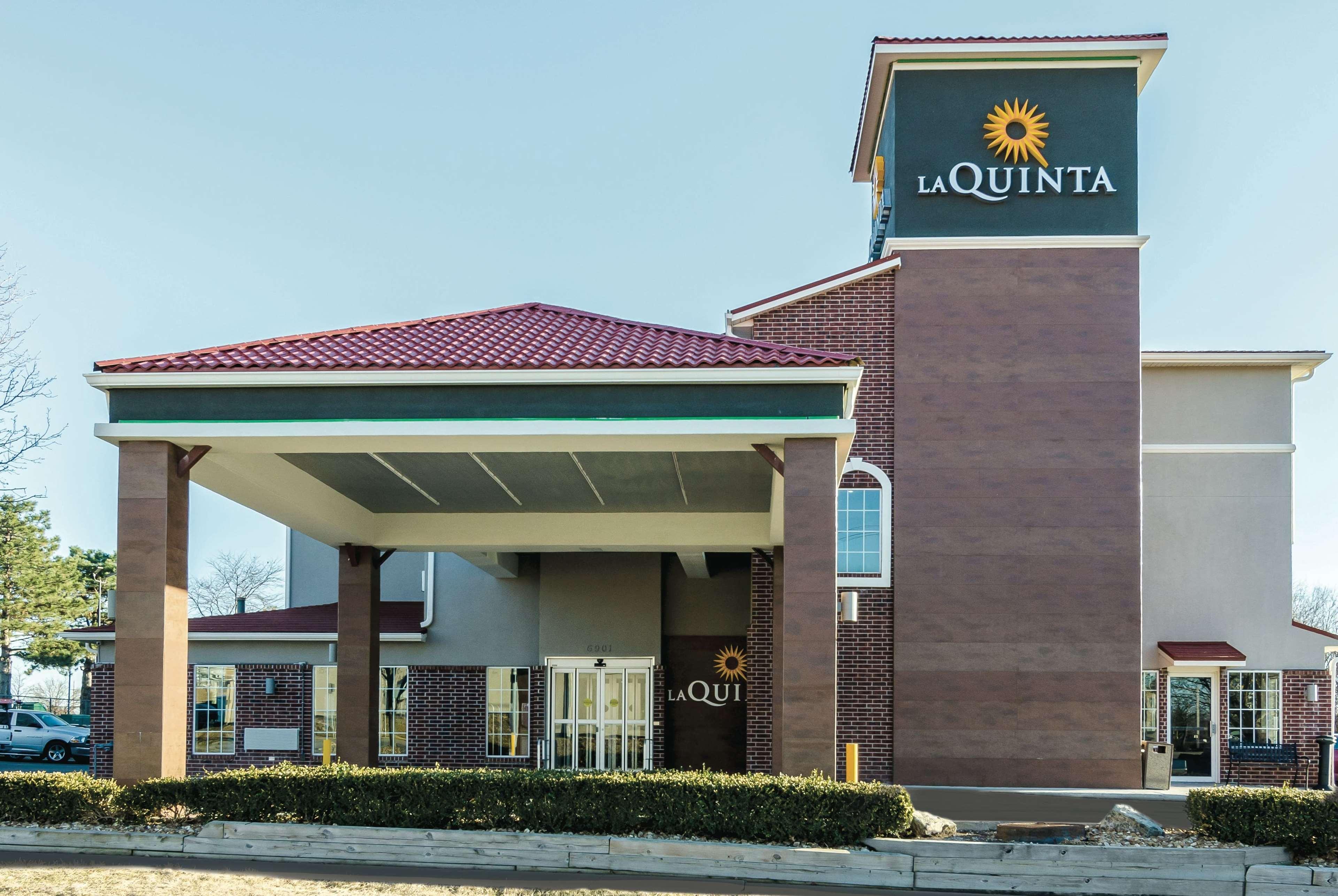 La Quinta By Wyndham Kansas City Airport Exterior photo