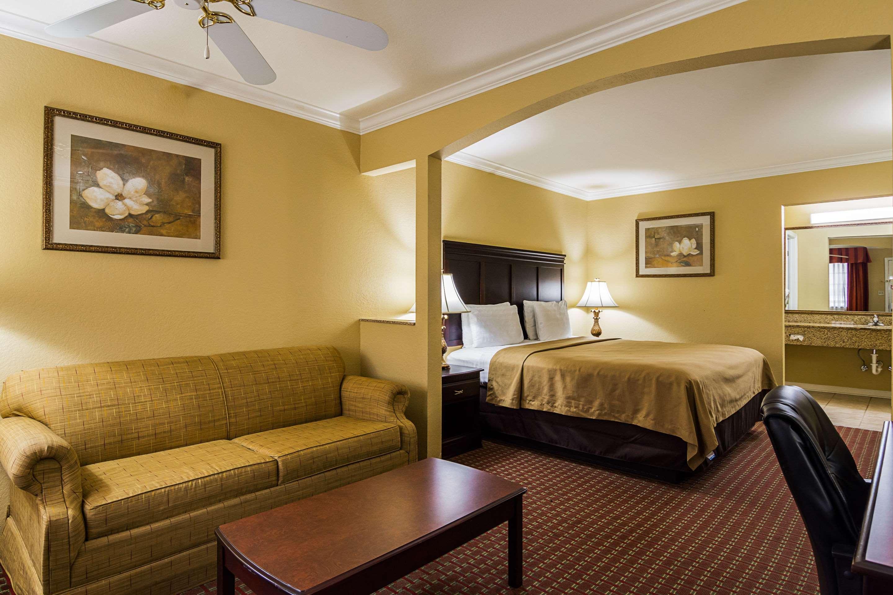 Econo Lodge Inn & Suites Bryant Exterior photo