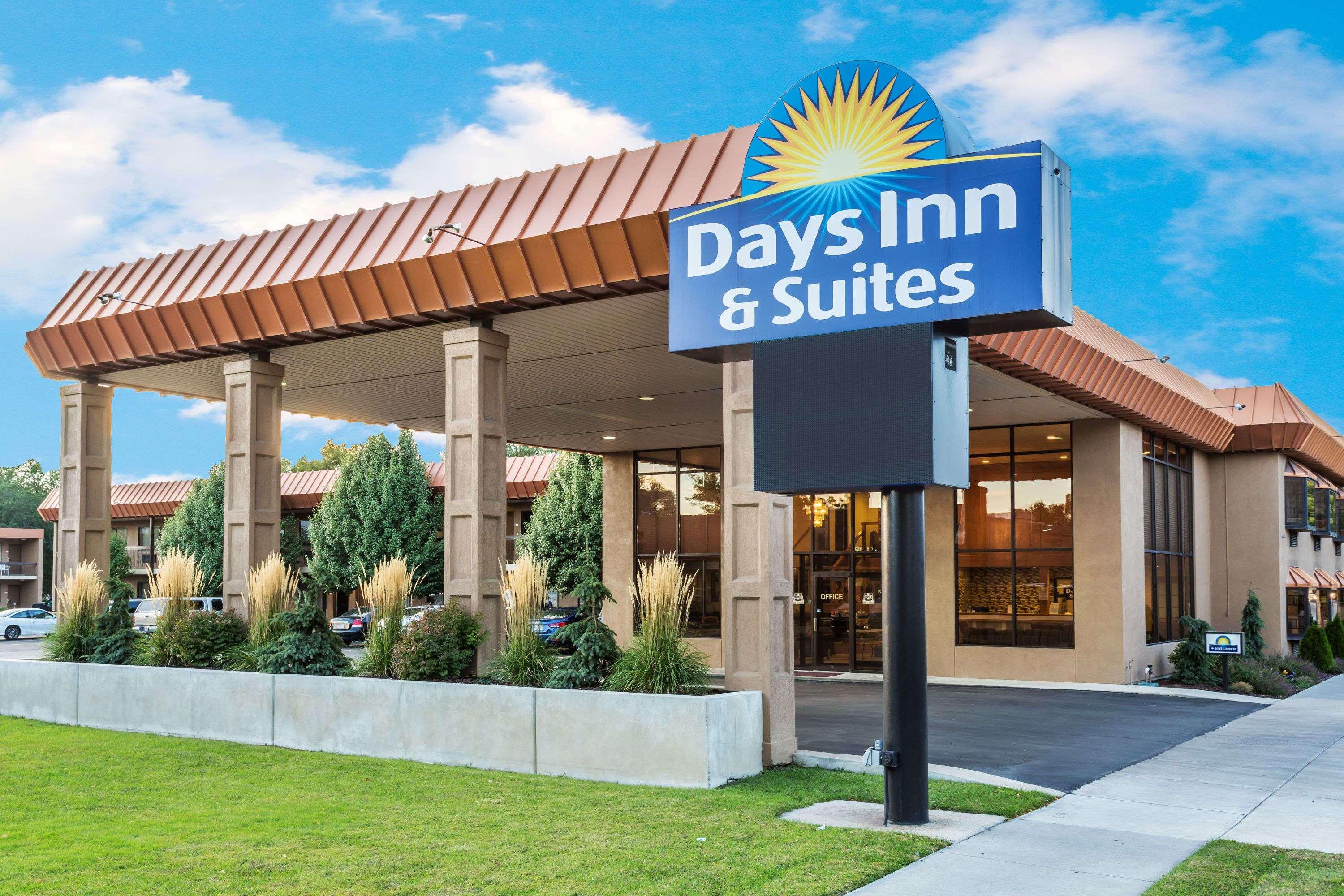 Days Inn & Suites By Wyndham Logan Exterior photo