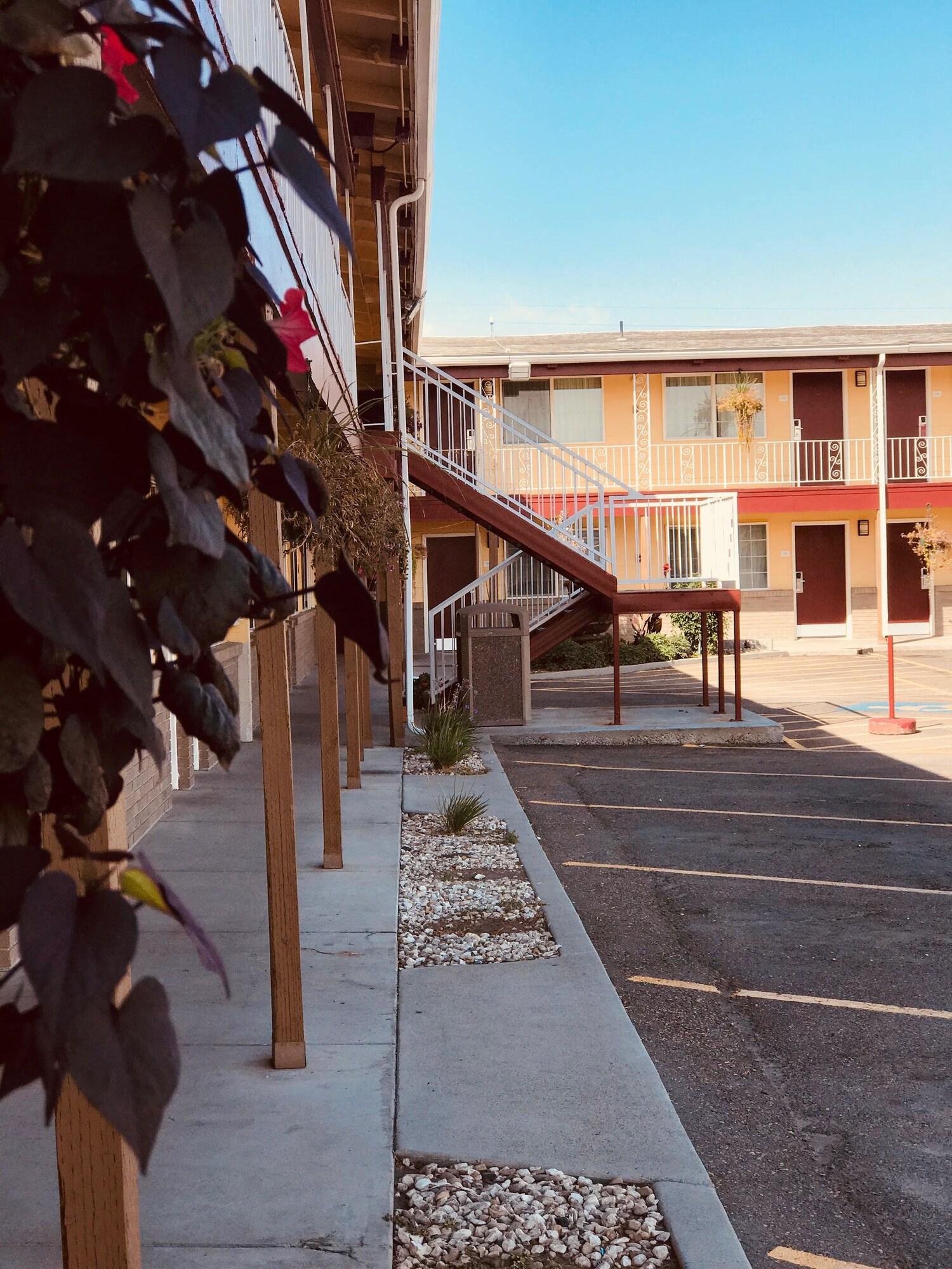 Super 8 By Wyndham Ontario Motel Exterior photo