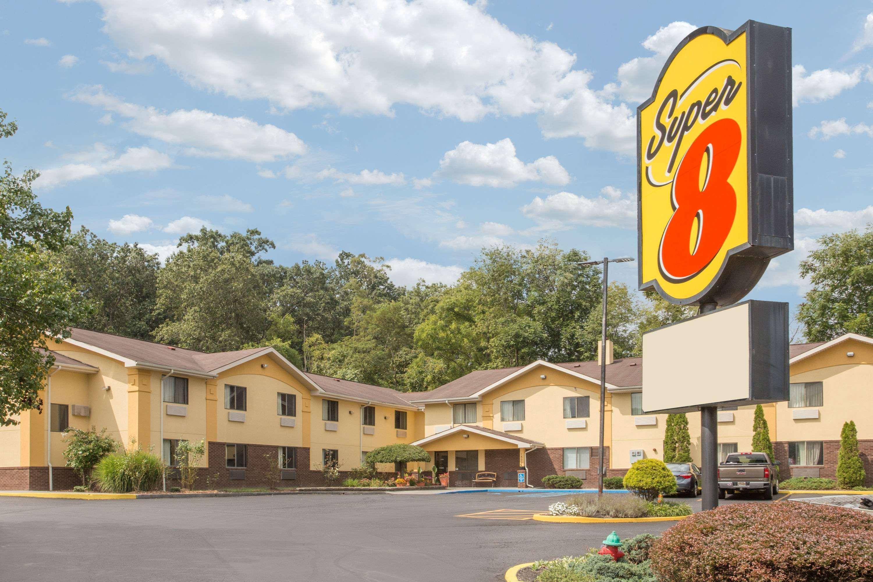 Super 8 By Wyndham Radford Va Hotel Exterior photo