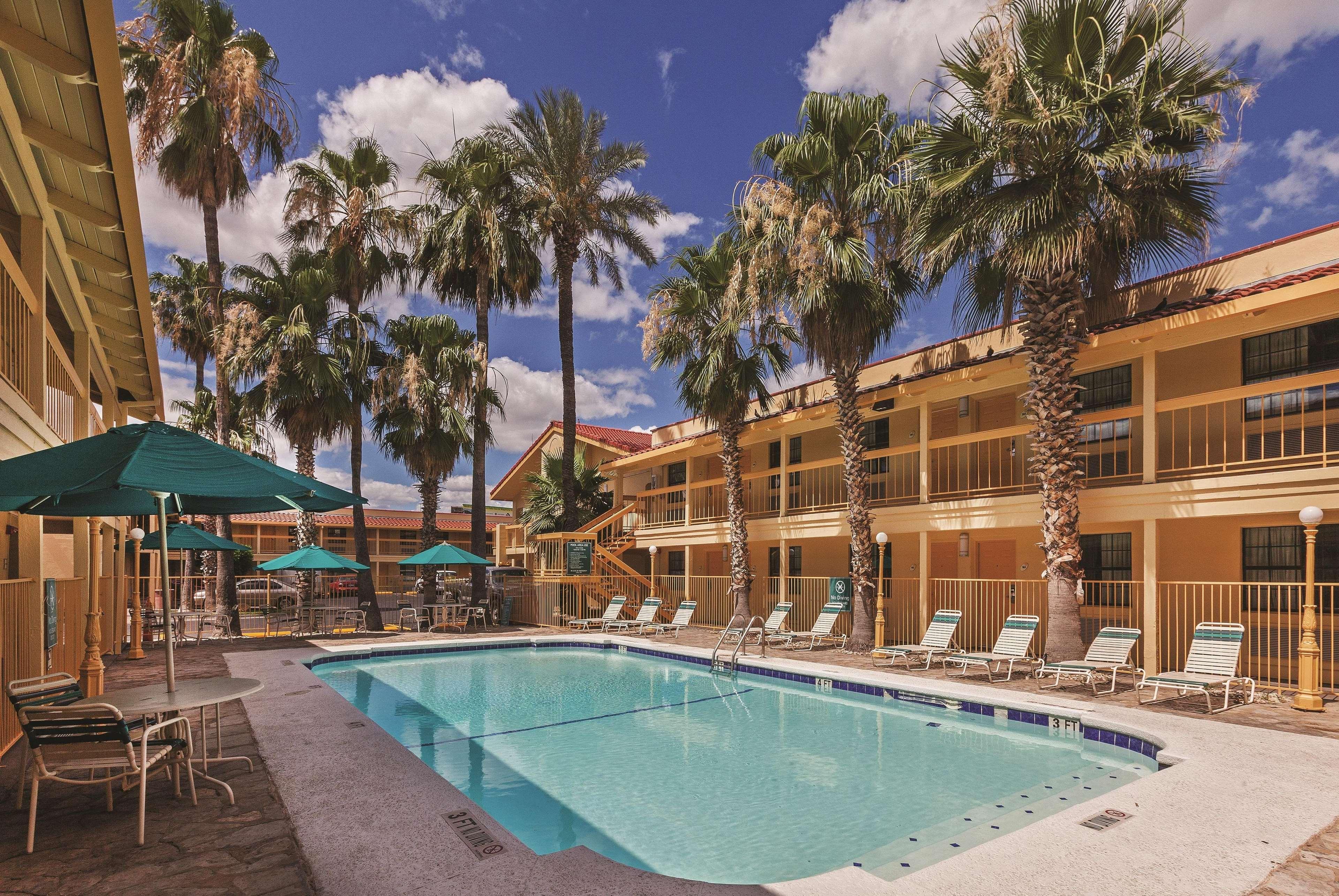 La Quinta Inn By Wyndham Laredo I-35 Exterior photo