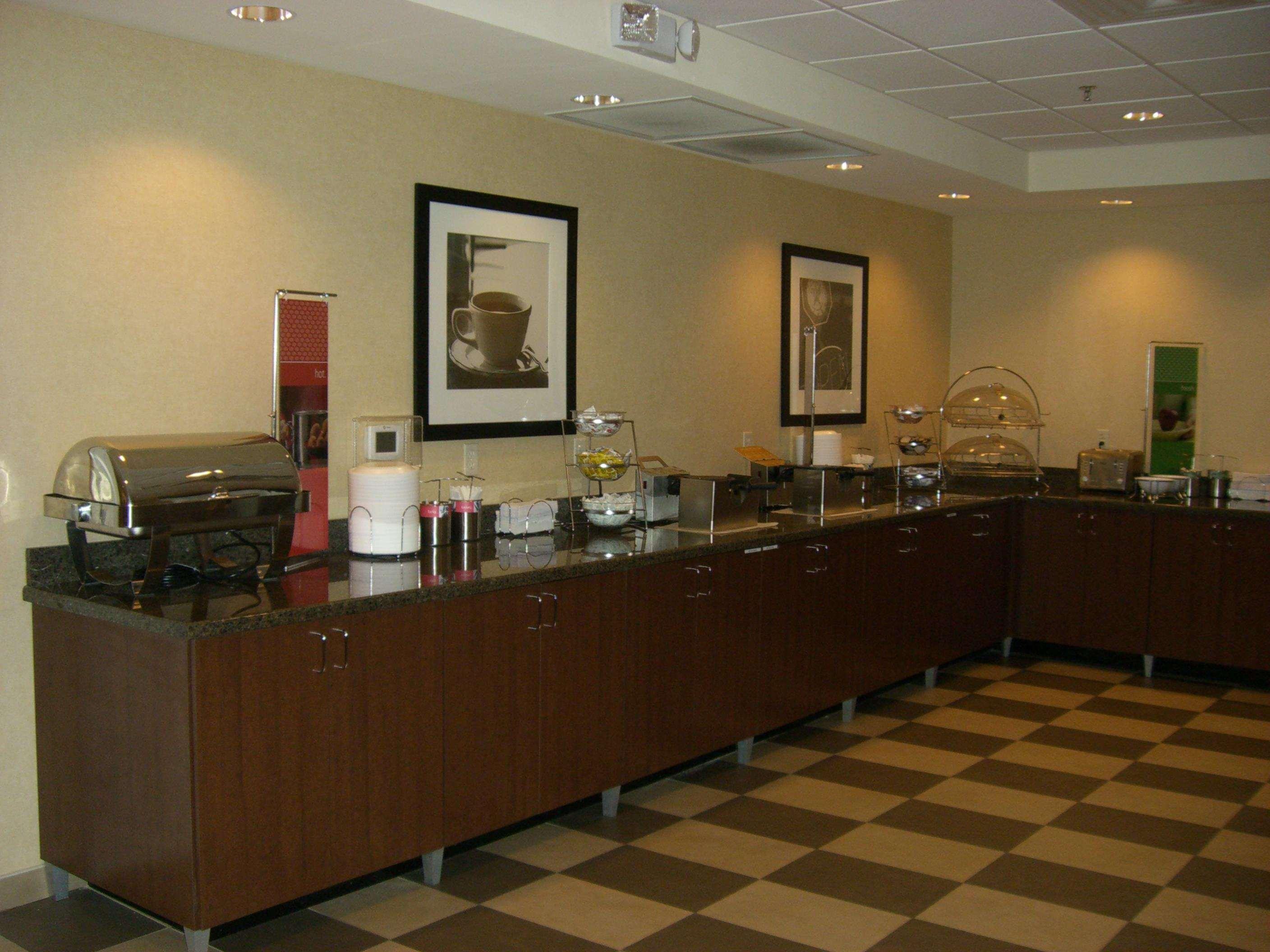 Hampton Inn And Suites Pueblo/North Restaurant photo