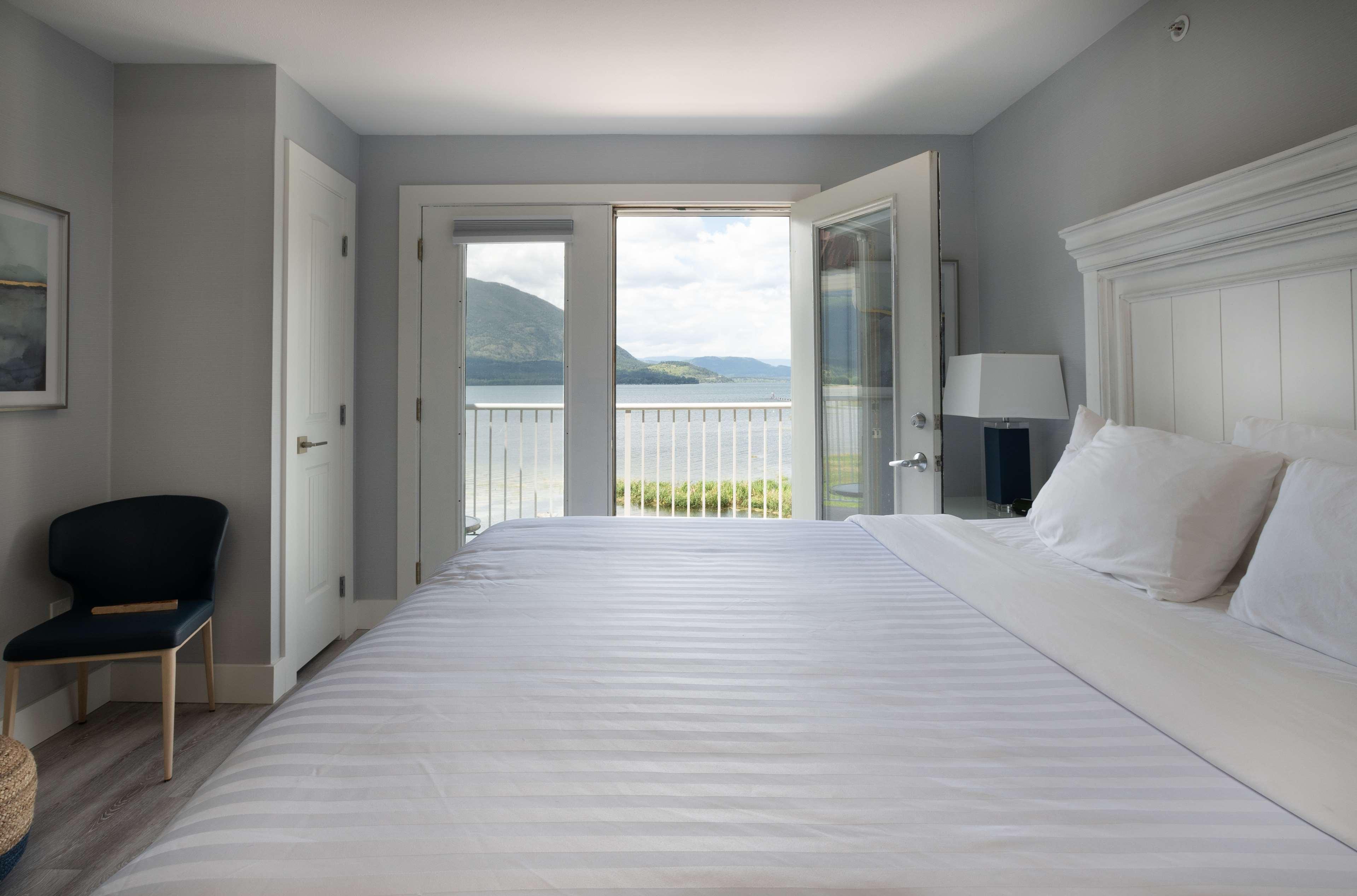 Prestige Harbourfront Resort, Worldhotels Luxury Salmon Arm Exterior photo