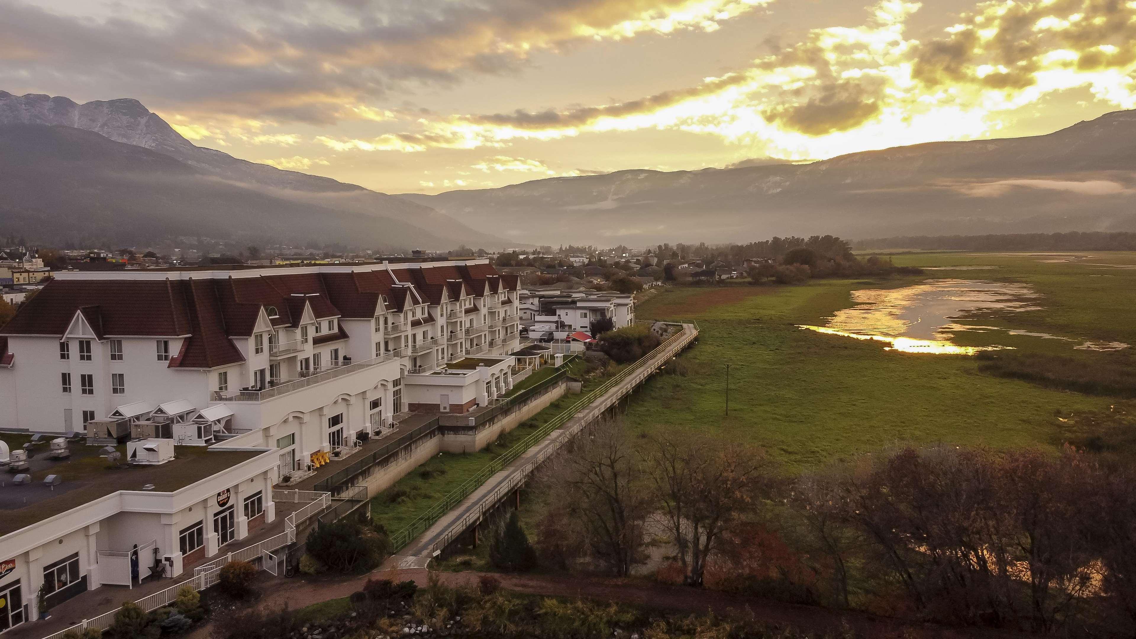 Prestige Harbourfront Resort, Worldhotels Luxury Salmon Arm Exterior photo