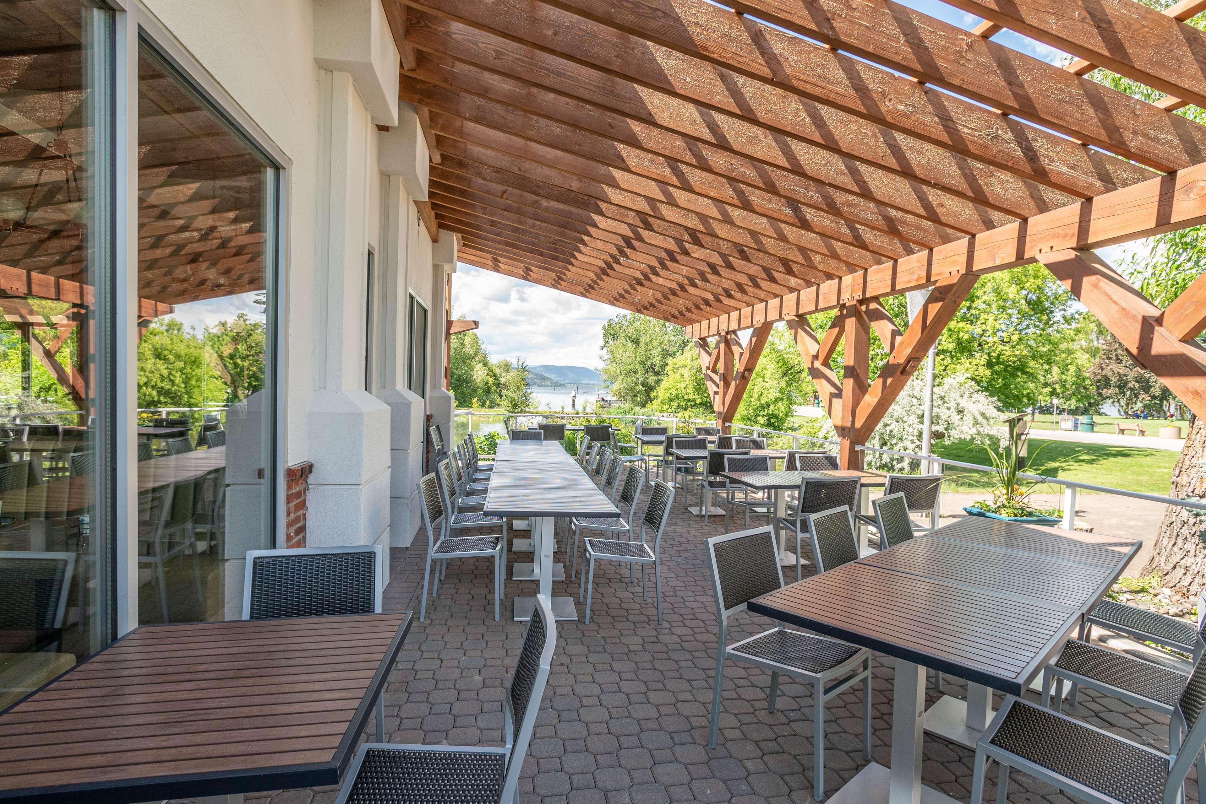 Prestige Harbourfront Resort, Worldhotels Luxury Salmon Arm Exterior photo