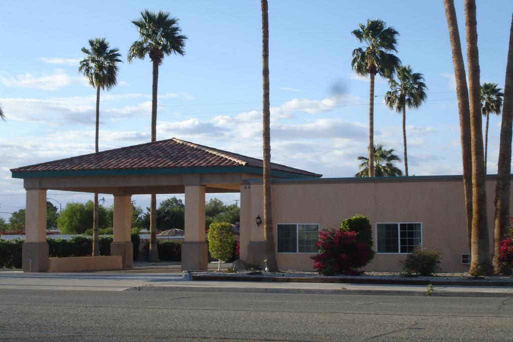 Rodeway Inn & Suites Blythe I-10 Exterior photo