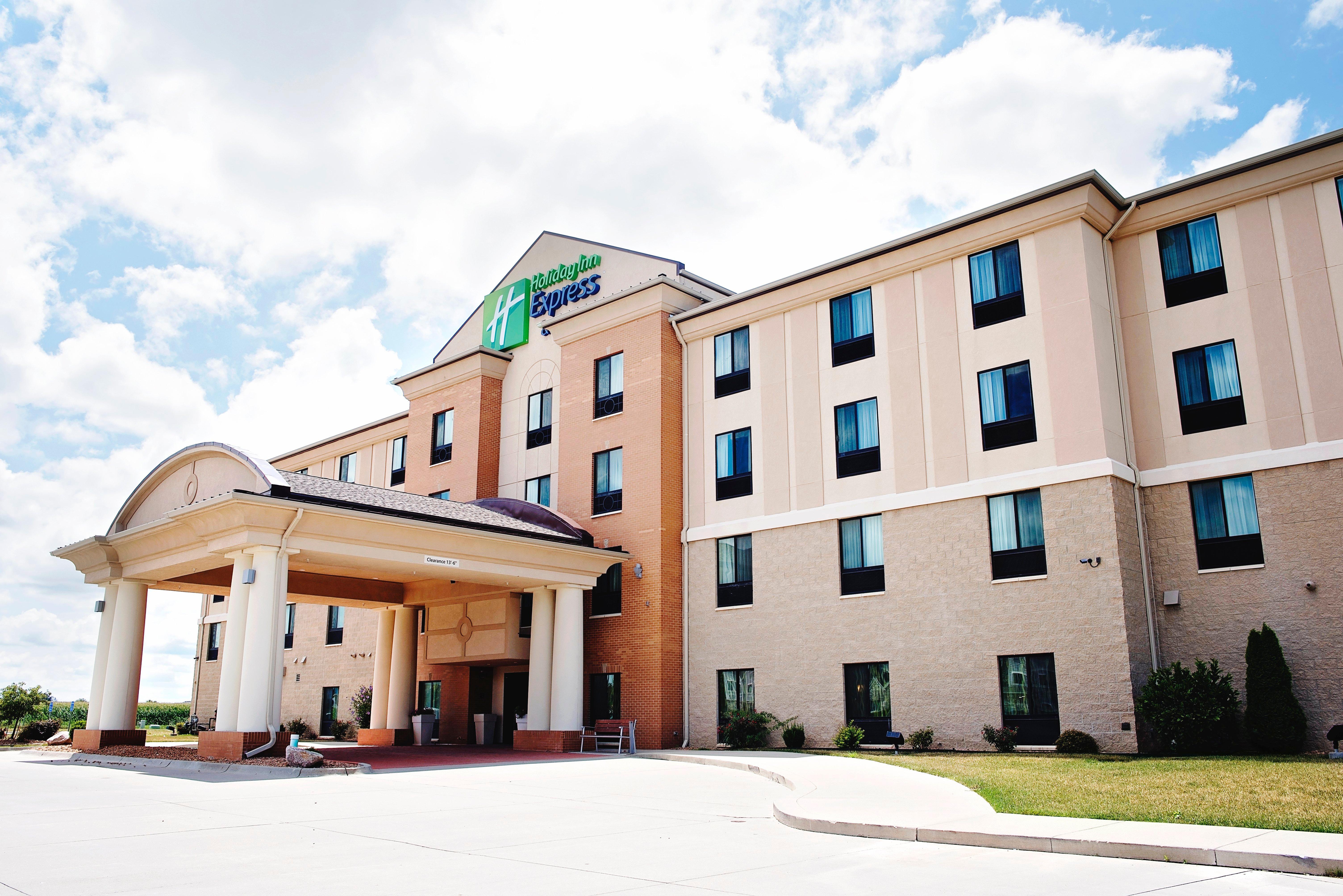 Holiday Inn Express And Suites Urbandale Des Moines, An Ihg Hotel Exterior photo