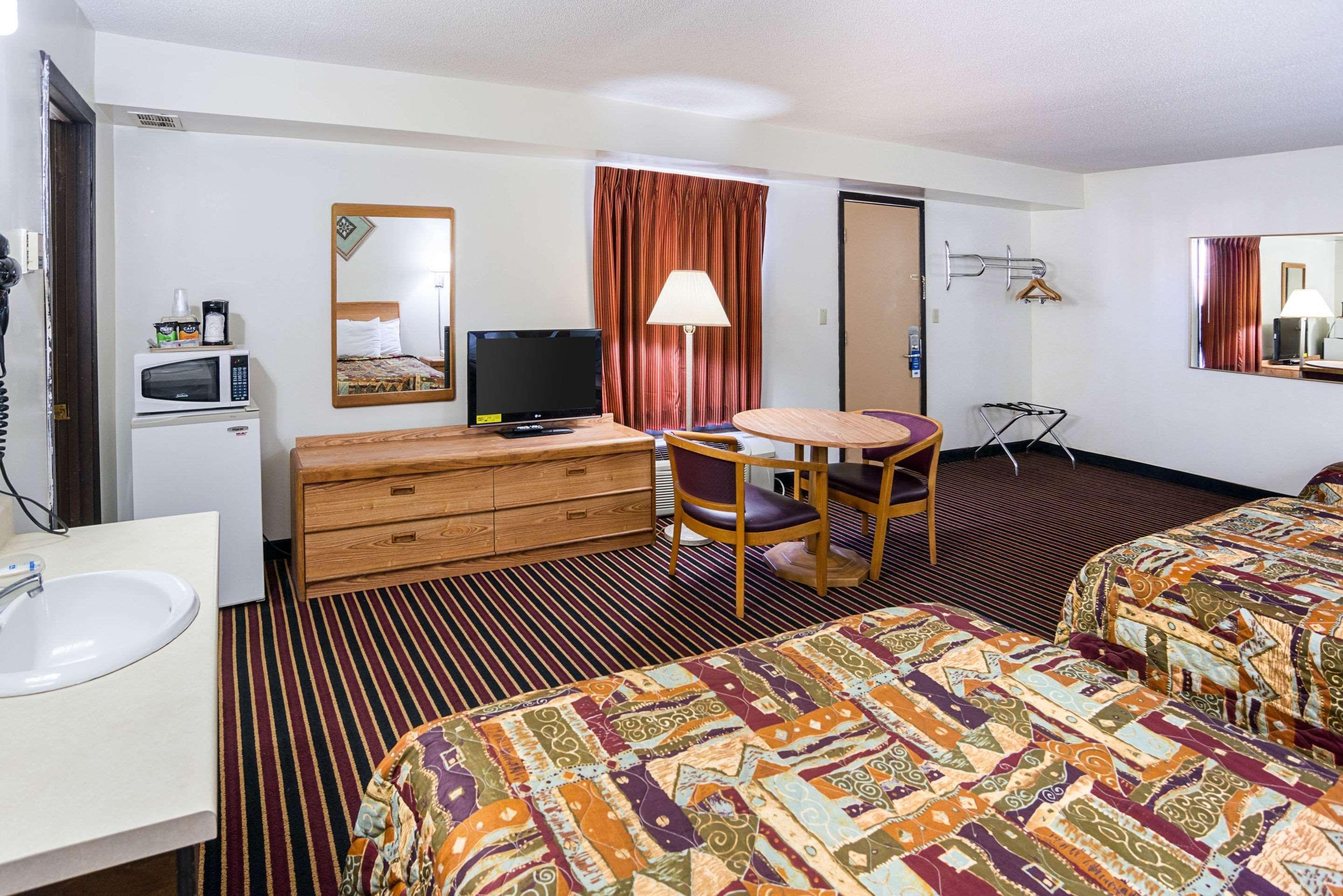 Rodeway Inn & Suites Austin Exterior photo