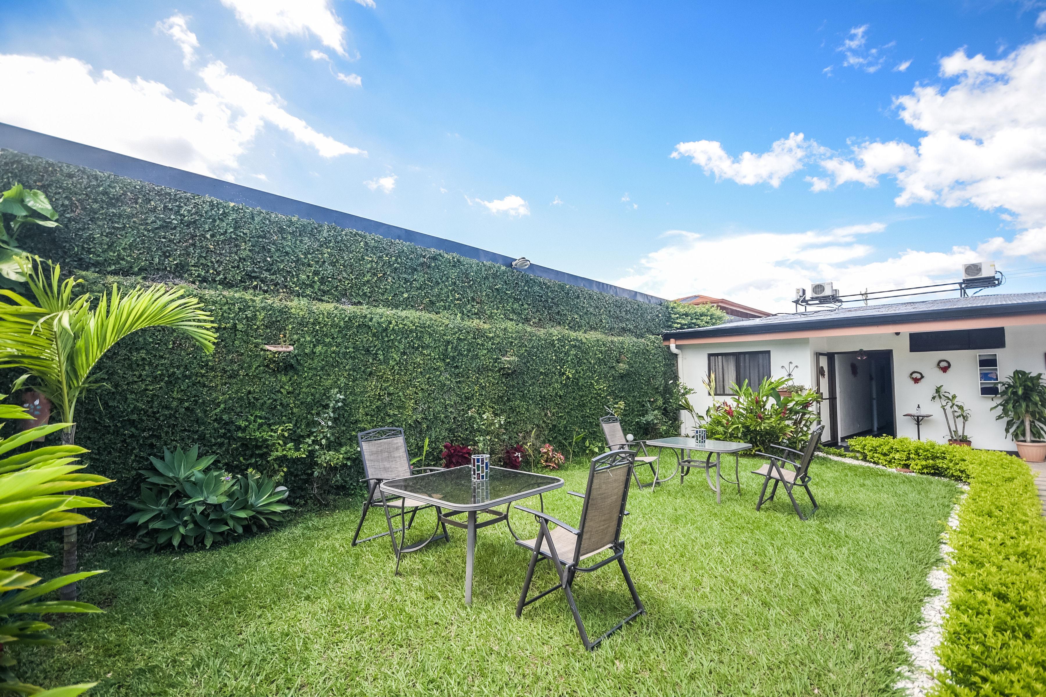 Berlor Airport Inn Alajuela Exterior photo