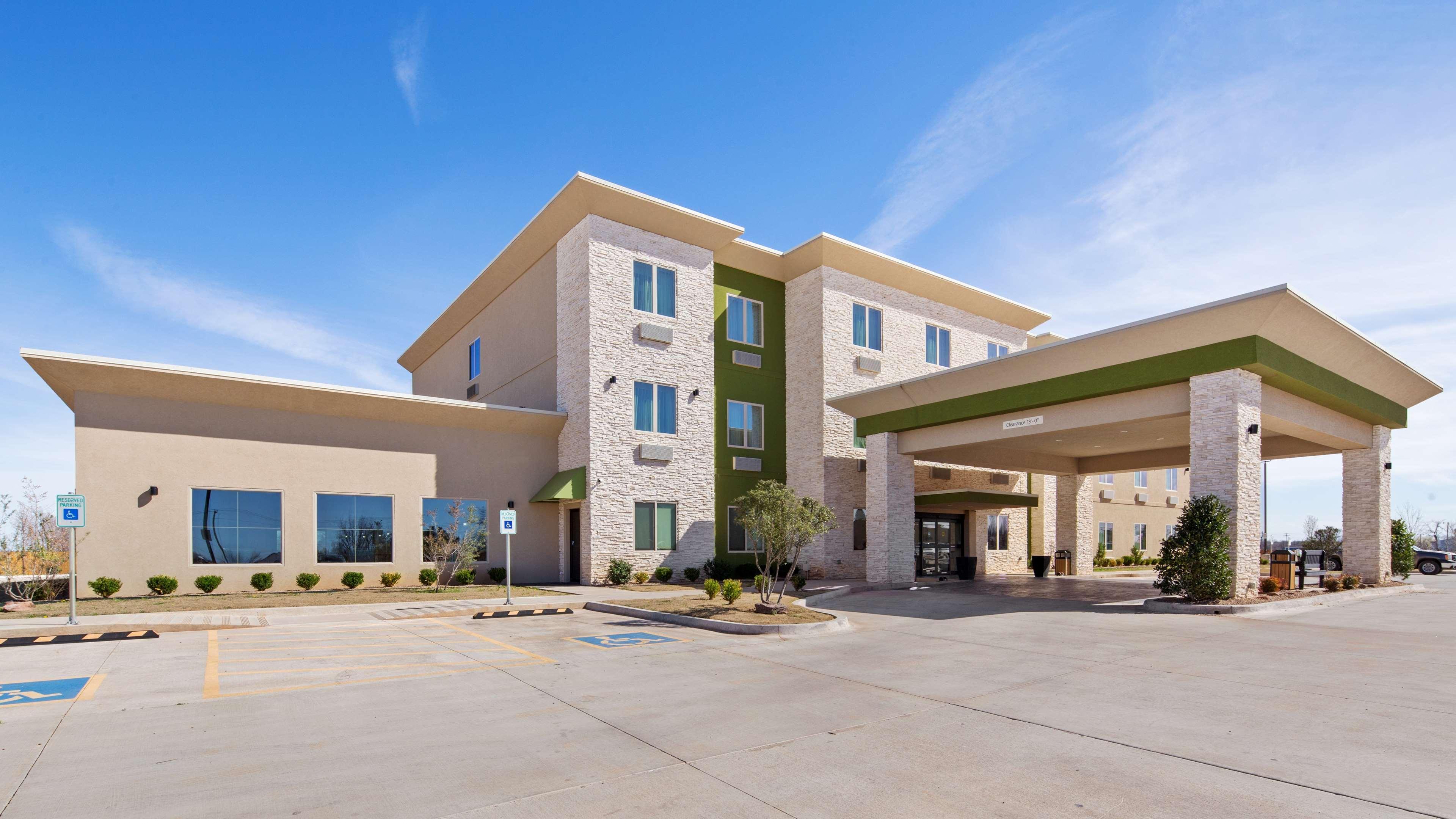 Best Western Lindsay Inn & Suites Exterior photo