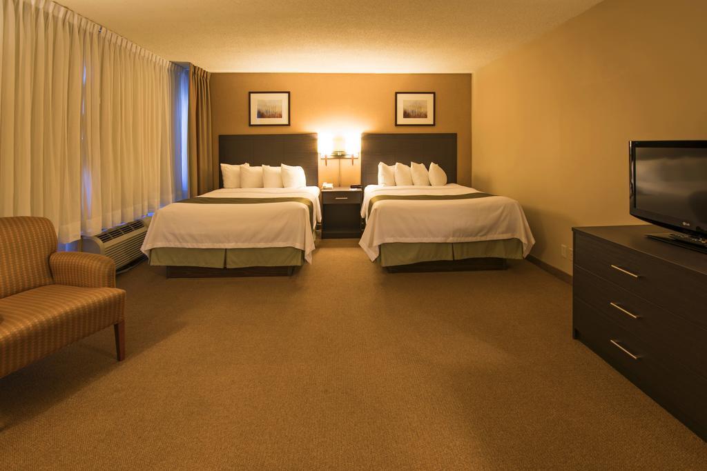 Quality Inn & Suites Pe Trudeau Airport Dorval Exterior photo