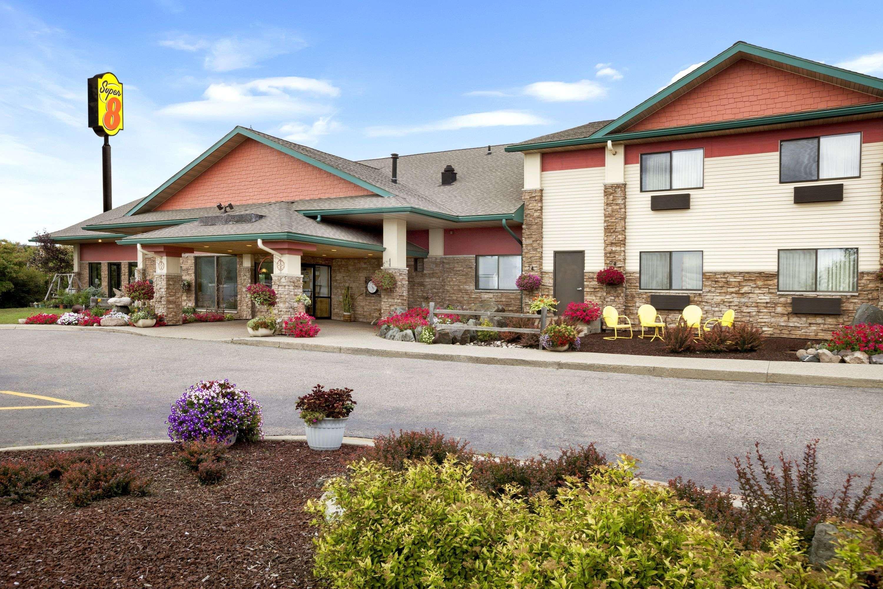 Super 8 By Wyndham Eveleth Motel Exterior photo