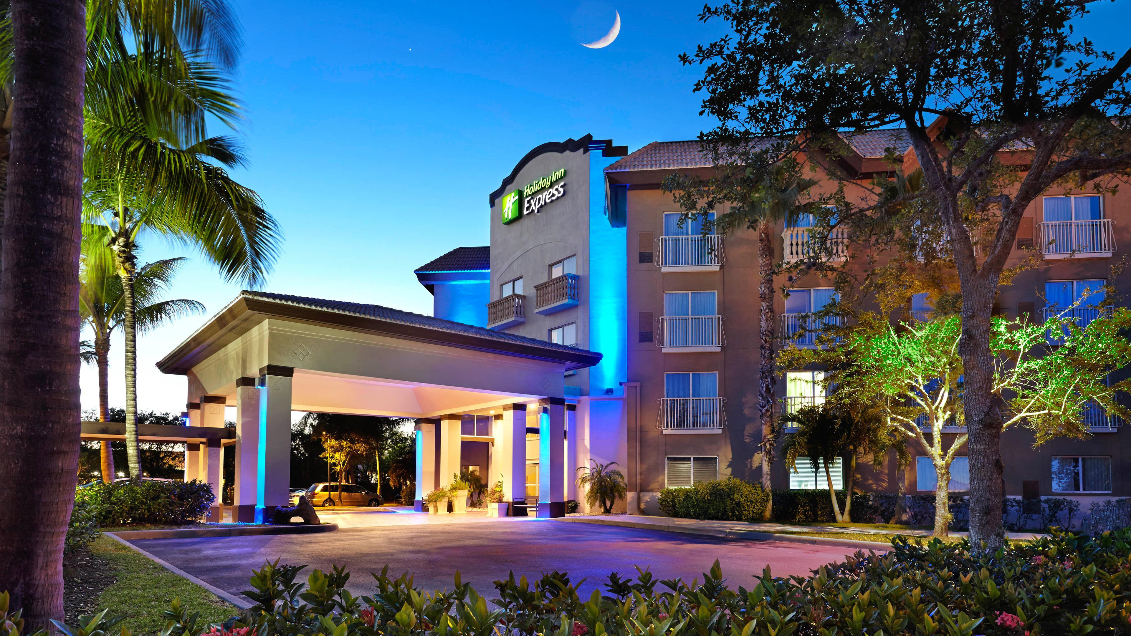 Holiday Inn Express & Suites Naples Downtown - 5Th Avenue, An Ihg Hotel Exterior photo