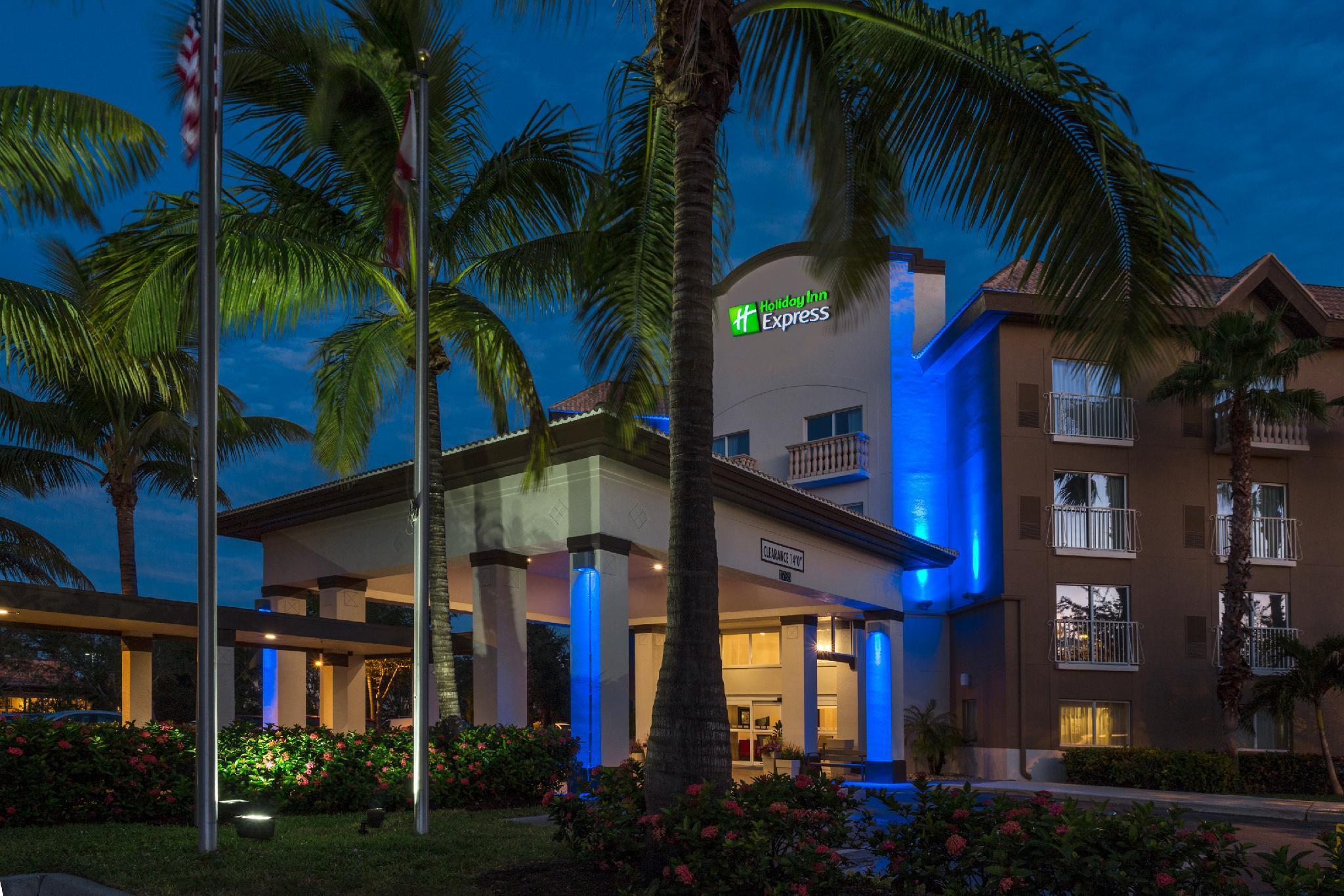 Holiday Inn Express & Suites Naples Downtown - 5Th Avenue, An Ihg Hotel Exterior photo