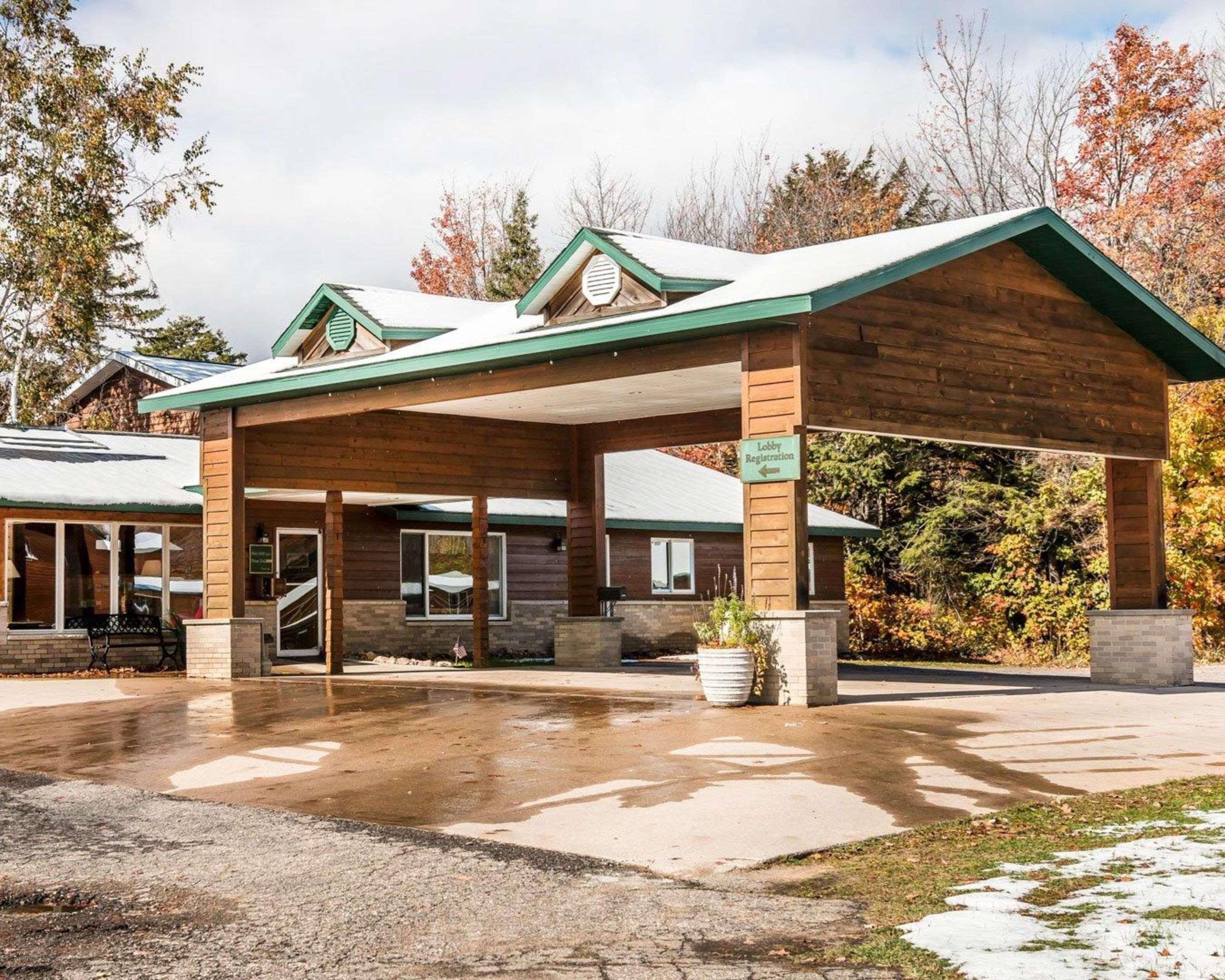 Econo Lodge Inn & Suites Munising Area Wetmore Exterior photo