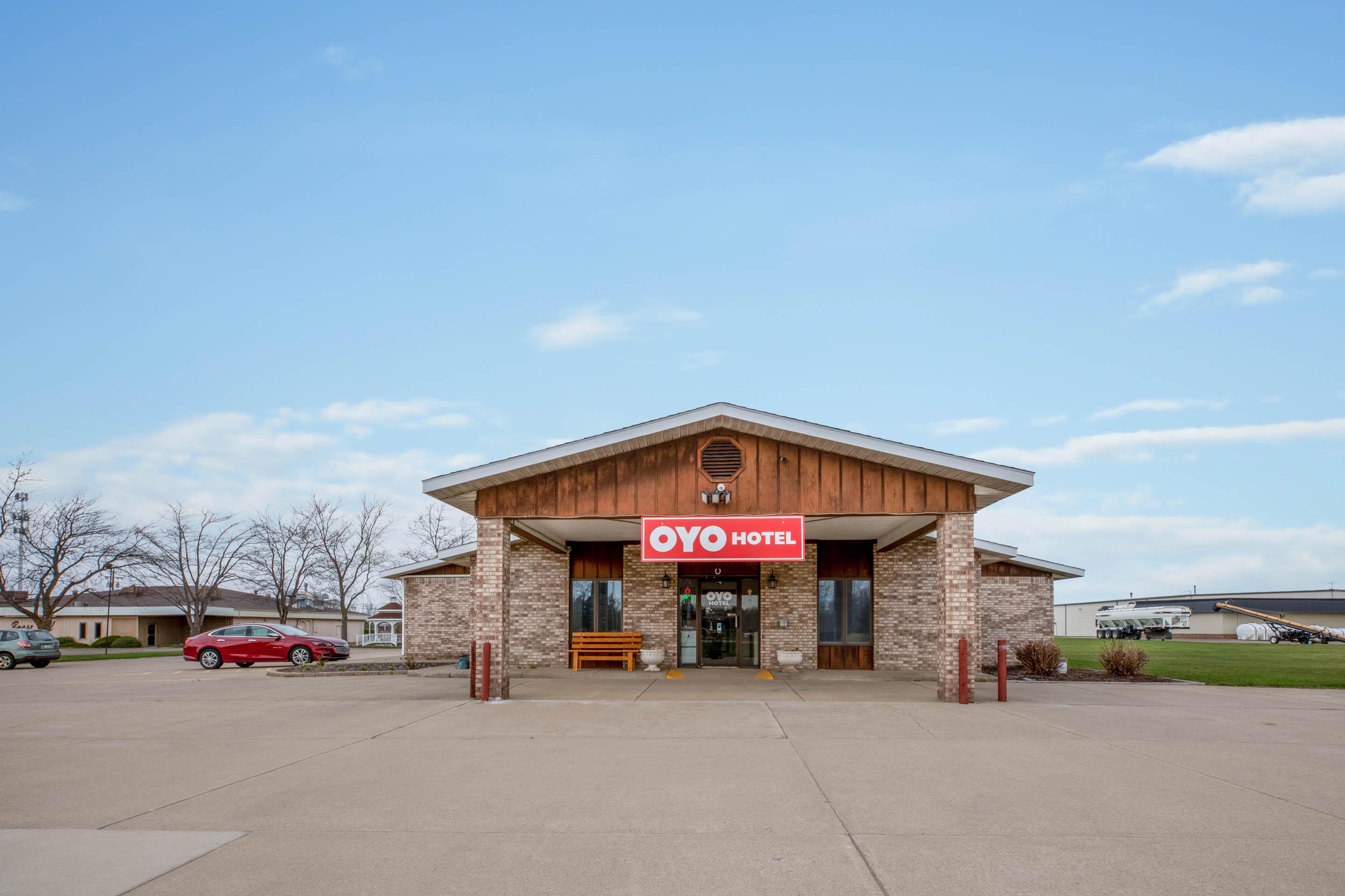 Oyo Hotel Chesaning Route 52 & Hwy 57 Exterior photo