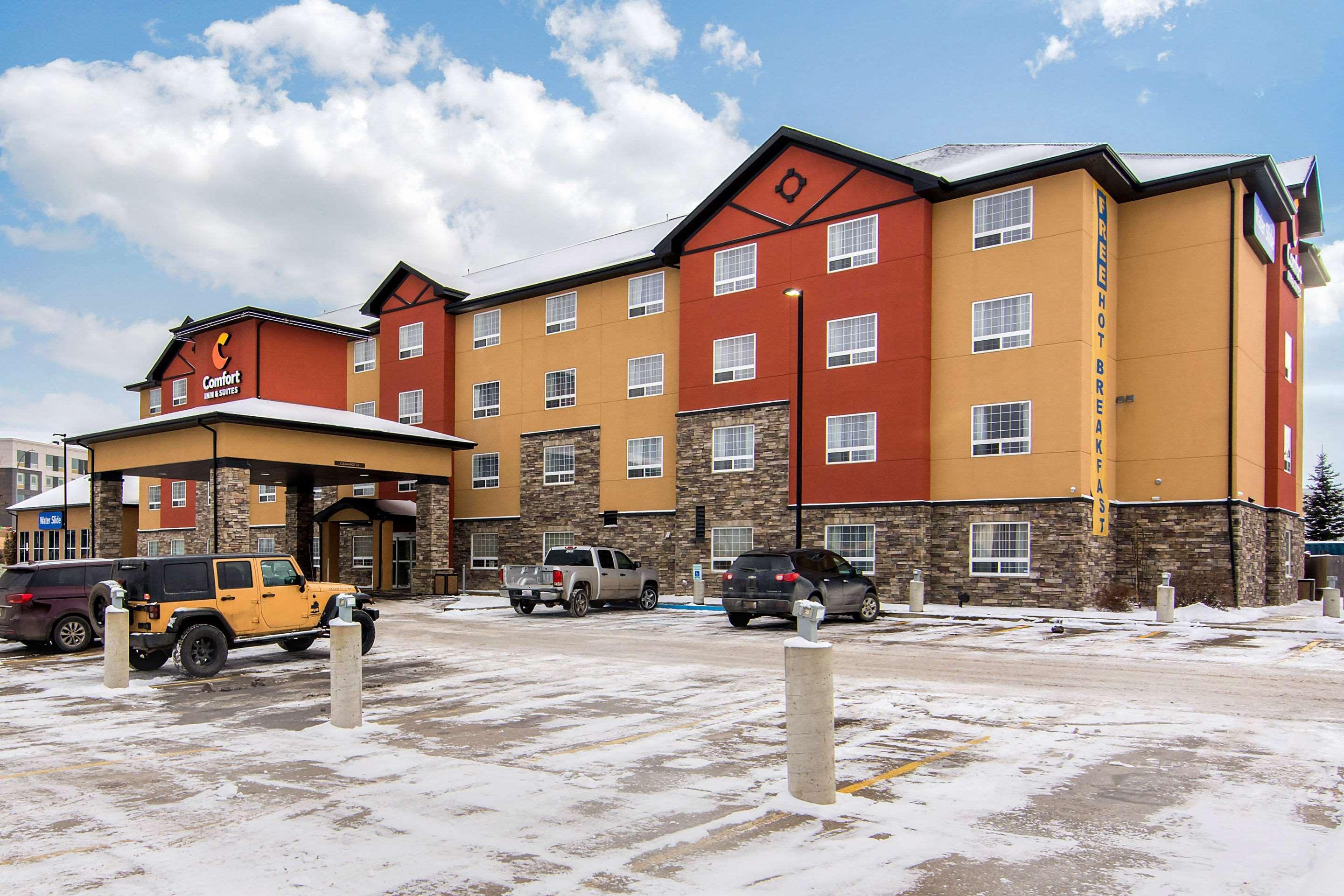 Comfort Inn & Suites Red Deer Exterior photo