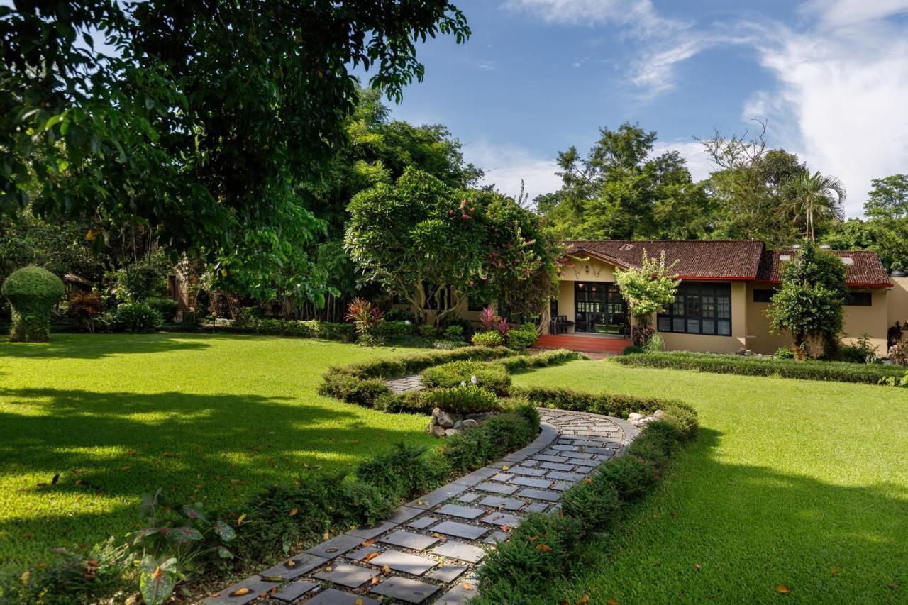 Green Mansions Jungle Resort Sauraha Exterior photo