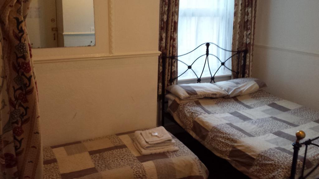 The Elmora Bed & Breakfast Blackpool Room photo
