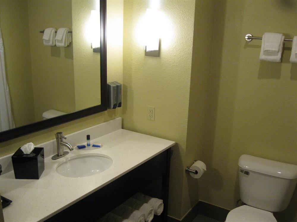 Best Western Lindsay Inn & Suites Room photo