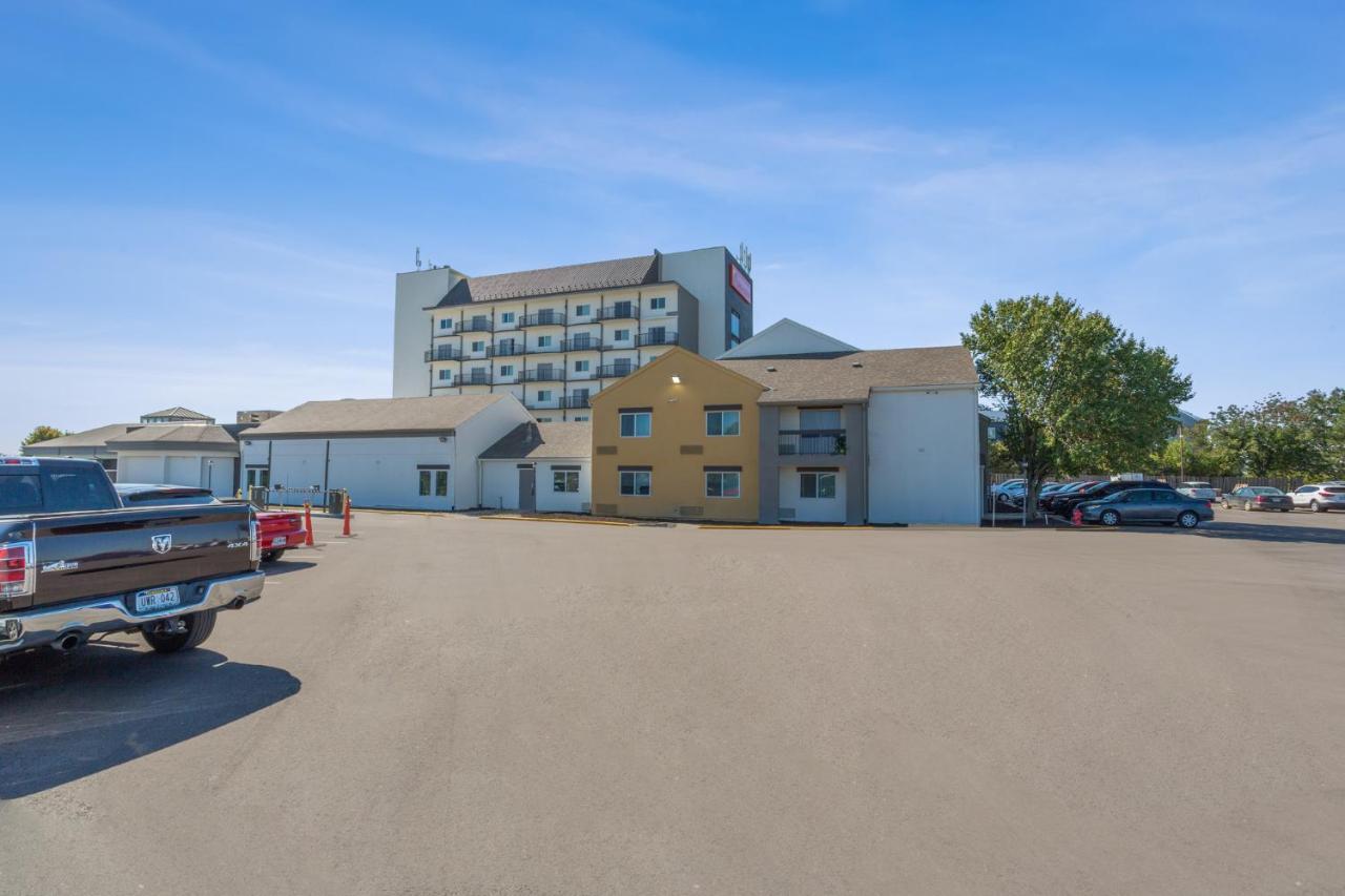 Orangewood Inn & Suites Kansas City Airport Exterior photo