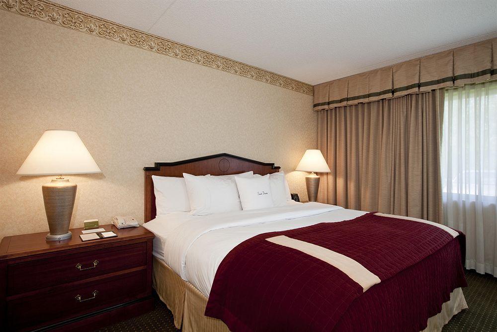 Doubletree Suites By Hilton Hotel Cincinnati - Blue Ash Sharonville Room photo