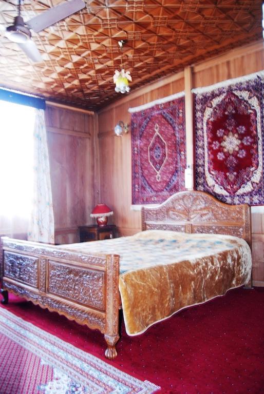 Howrah Houseboat Hotel Srinagar  Room photo