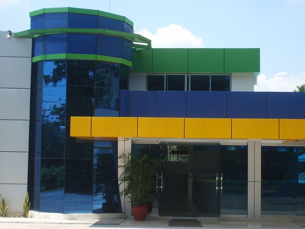 Riverview Resort And Conference Center Calamba  Exterior photo