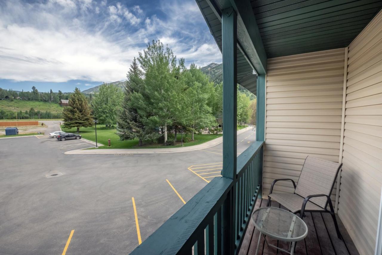 Flying Saddle Resort And Steak House Alpine Exterior photo