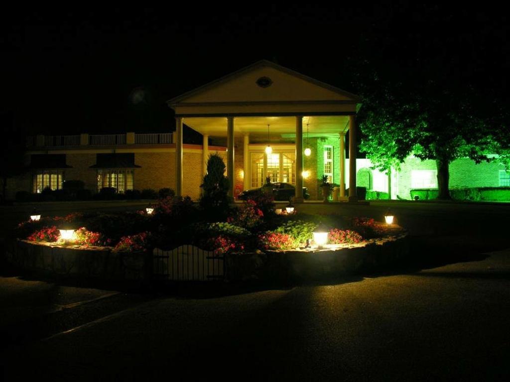 Hotel Carlisle & Embers Convention Center Exterior photo