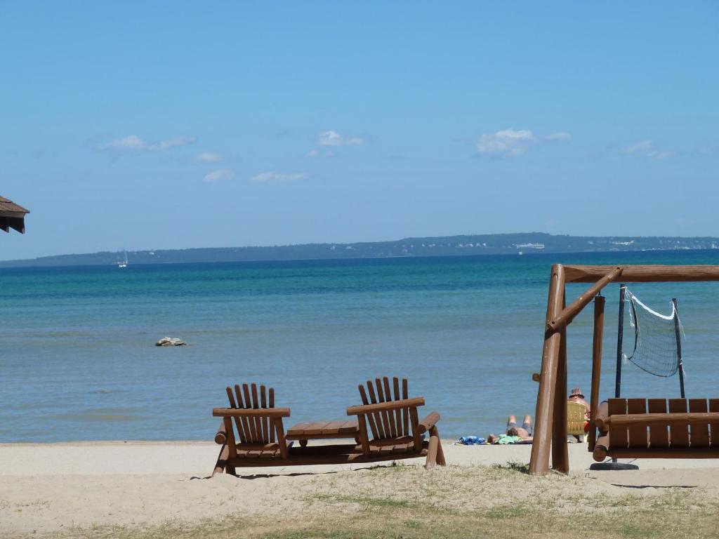 Beach House Lakeside Cottages Mackinaw City Exterior photo