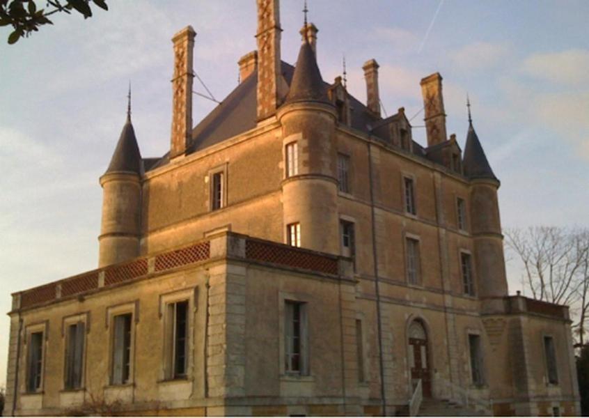 Chateau De Puybelliard Bed & Breakfast Chantonnay Exterior photo