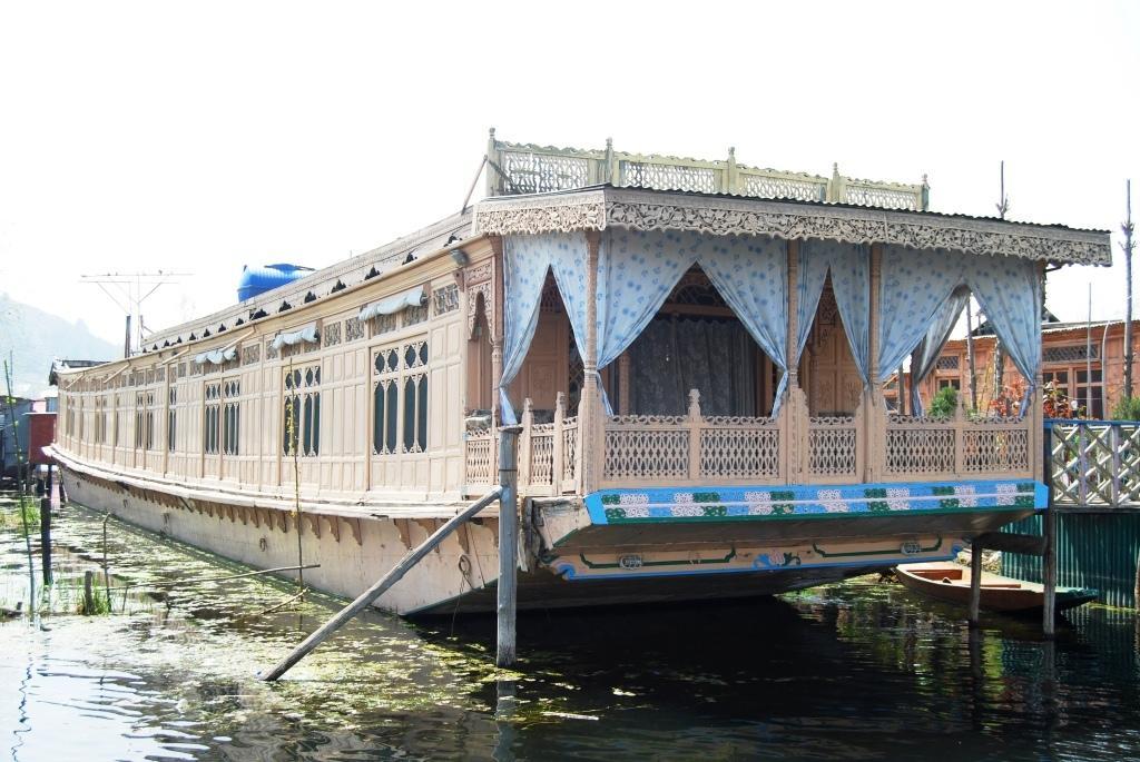 Howrah Houseboat Hotel Srinagar  Exterior photo