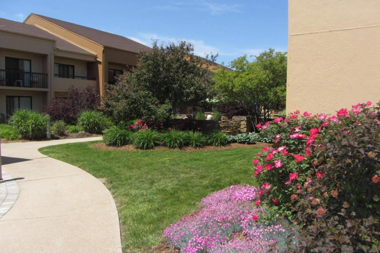 Courtyard By Marriott Rockford Hotel Exterior photo