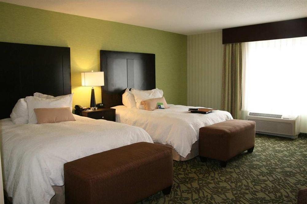 Hampton Inn Detroit Roseville Clinton Township Room photo