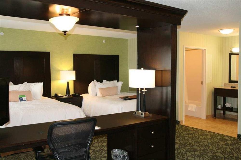 Hampton Inn Detroit Roseville Clinton Township Room photo