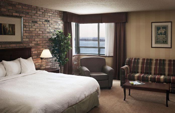 Waterfront Hotel Downtown Burlington Room photo