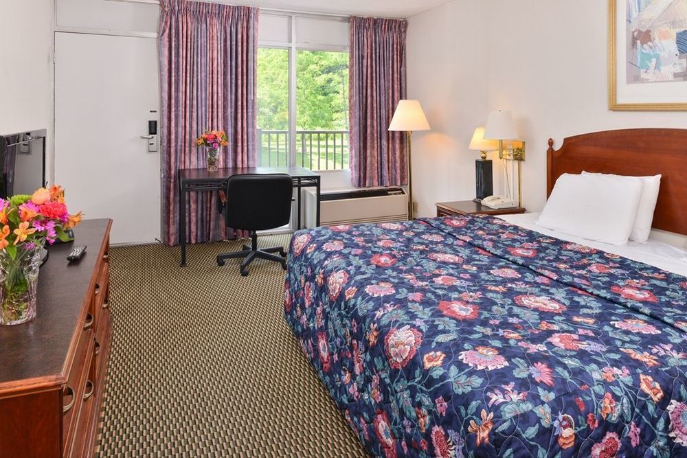 Magnuson Hotel Lenox Room photo