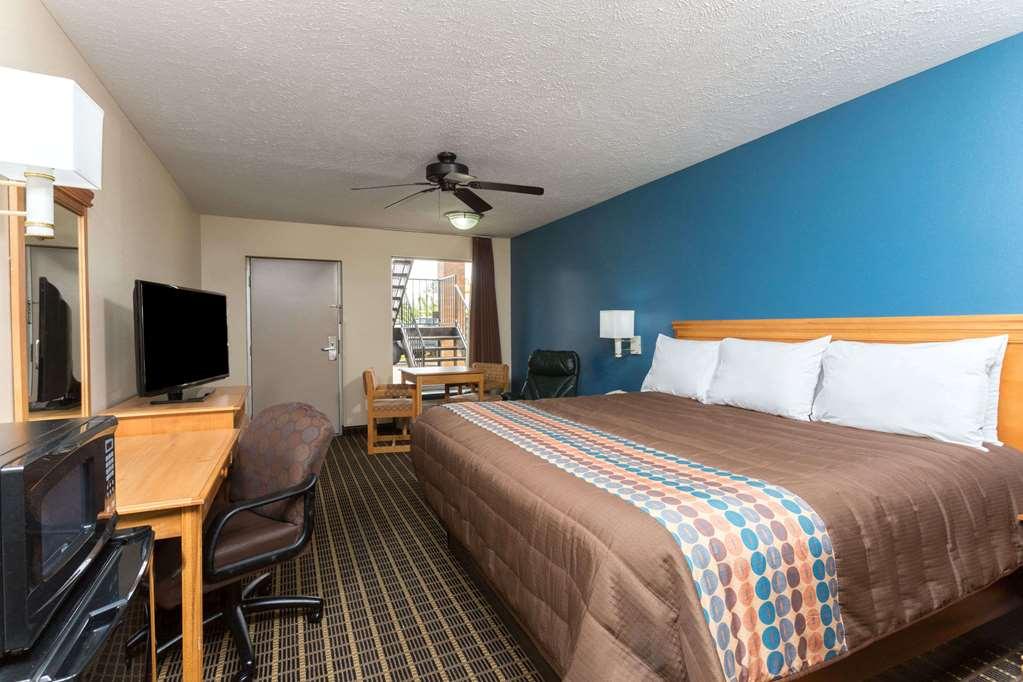 Days Inn By Wyndham Forest Room photo