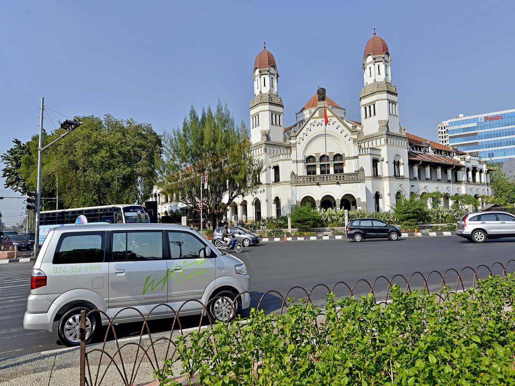 Whiz Hotel Pemuda Semarang Exterior photo