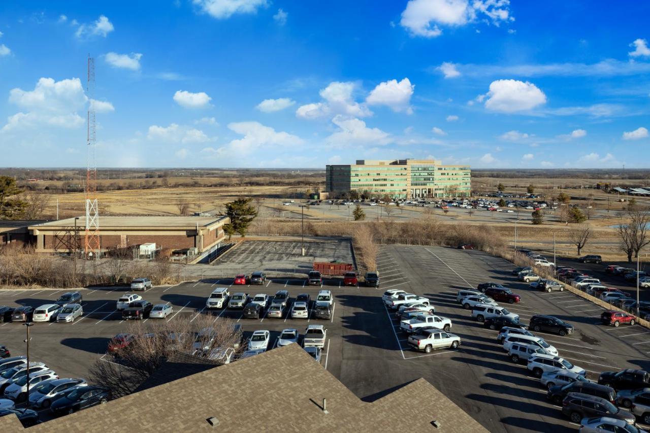 Orangewood Inn & Suites Kansas City Airport Exterior photo