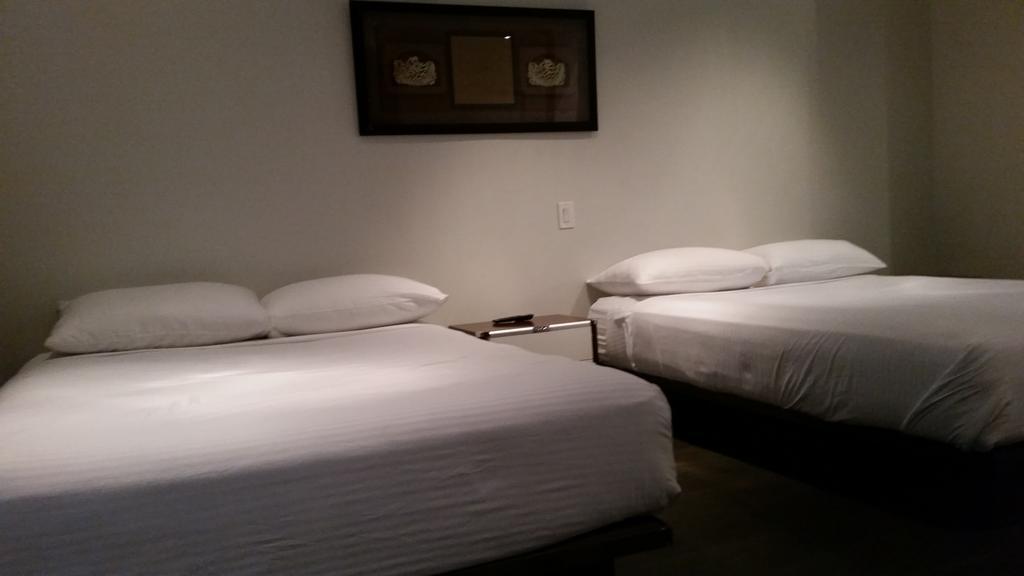 Dragon Gate Inn Toronto Room photo