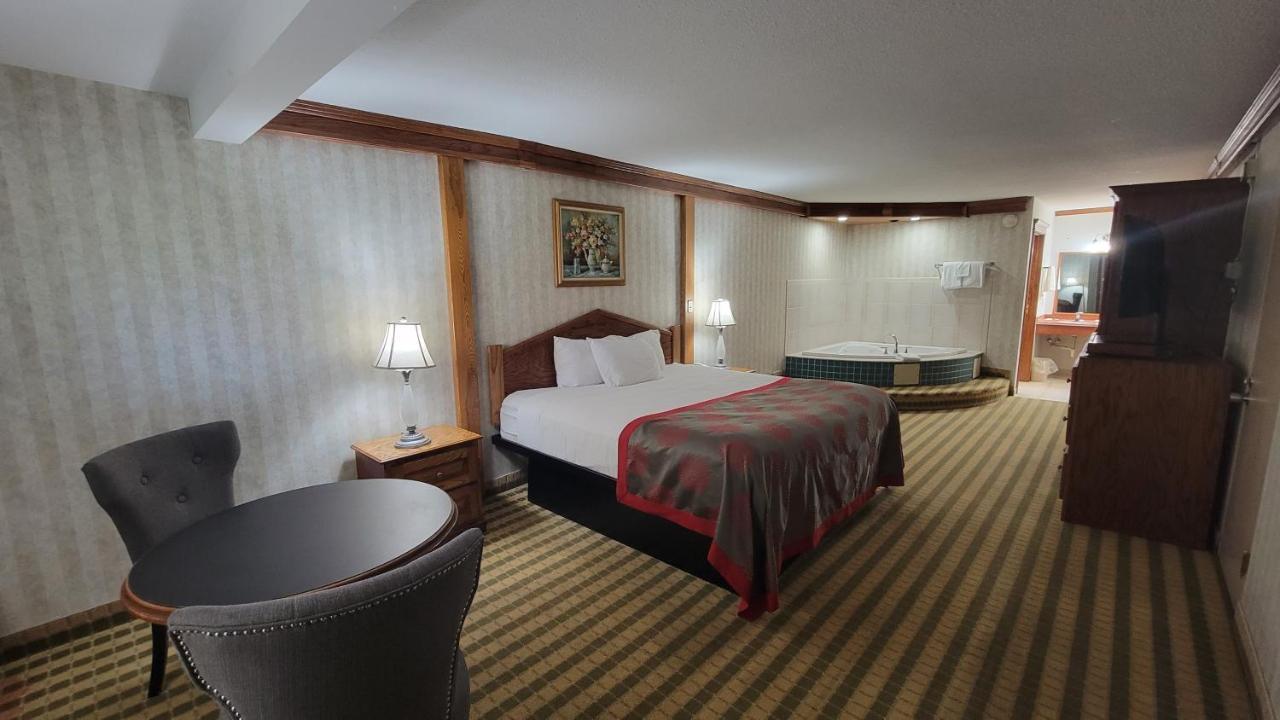 Ramada By Wyndham Saginaw Hotel & Suites Exterior photo