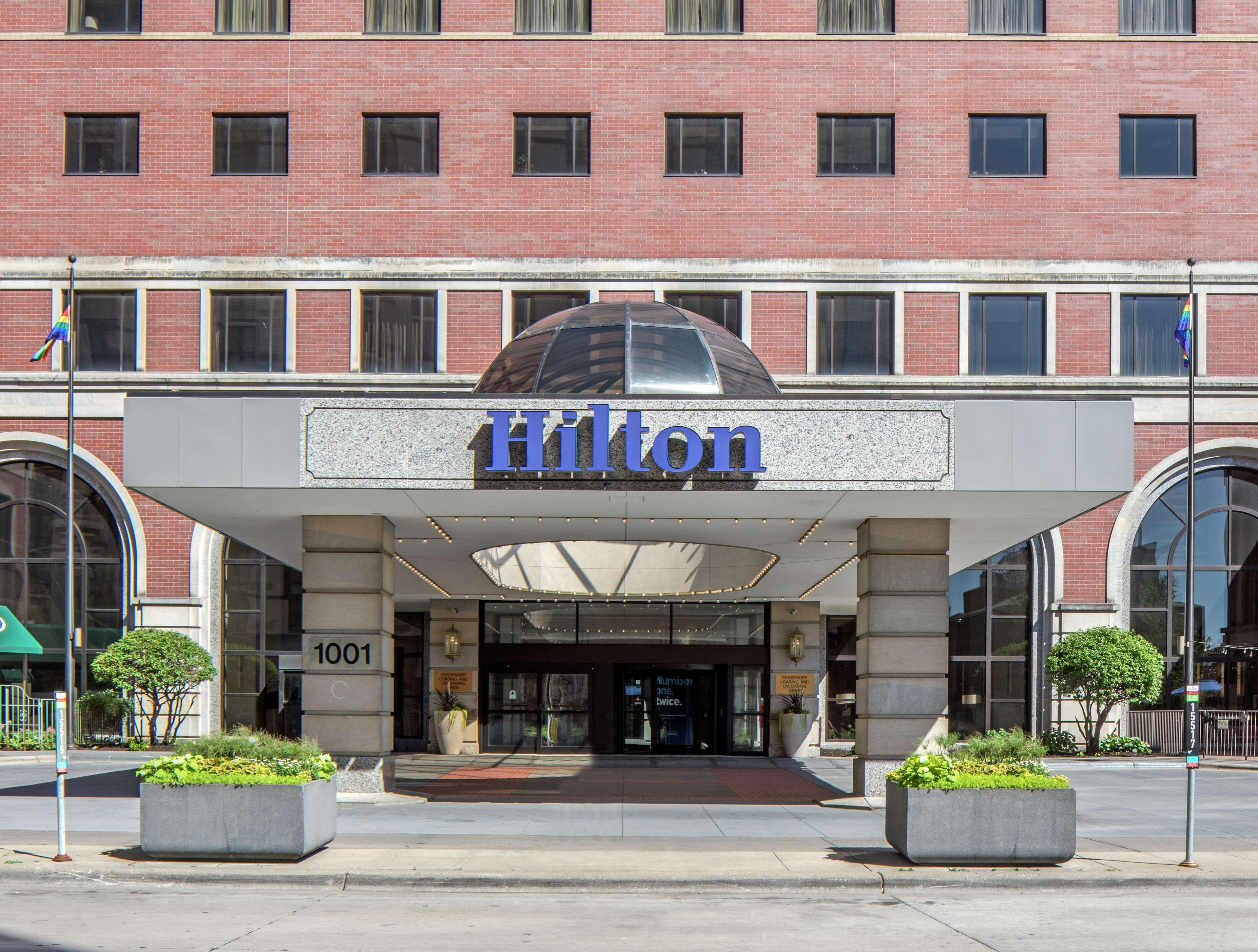 Hilton Minneapolis Exterior photo