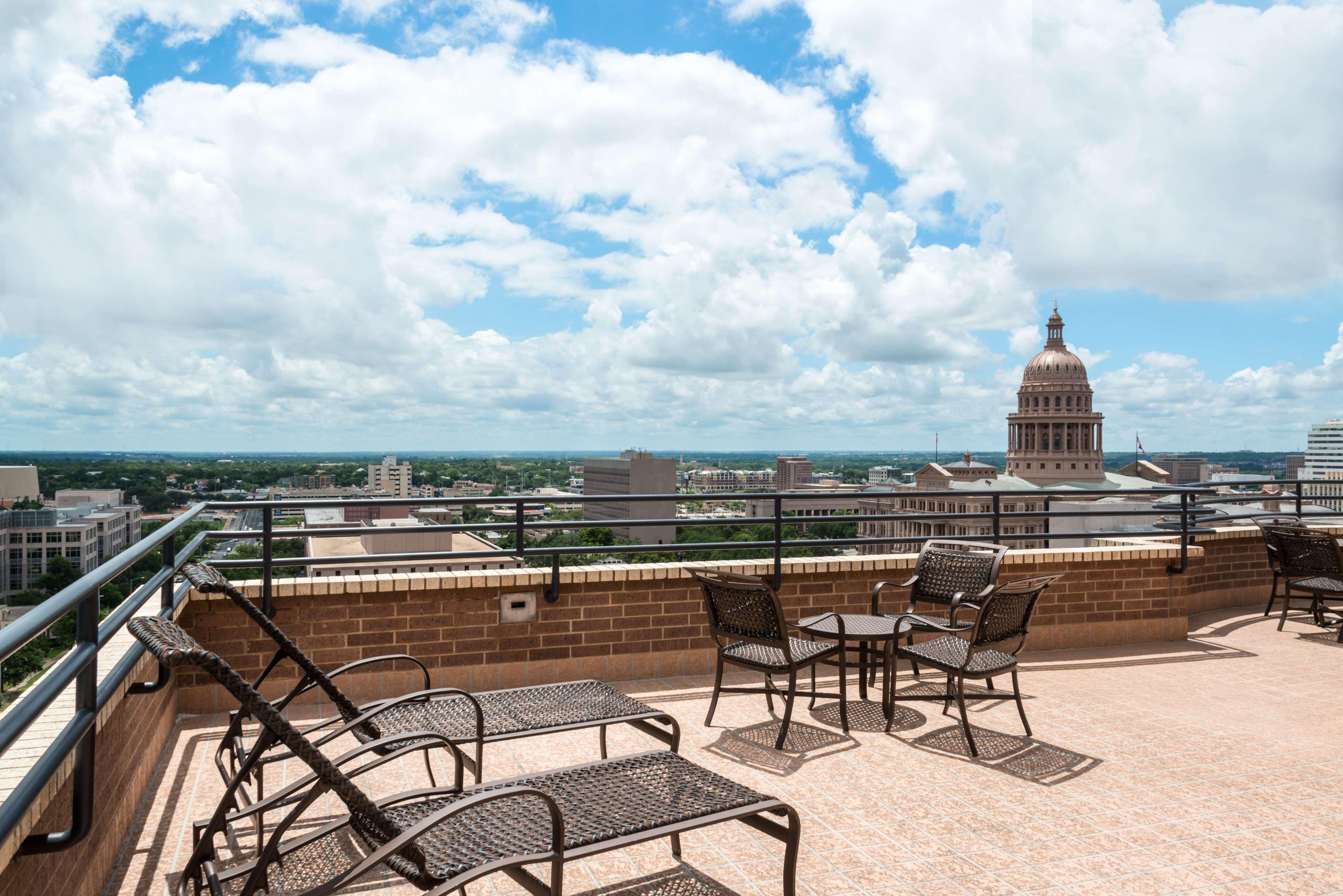 Doubletree Suites By Hilton Hotel Austin Exterior photo