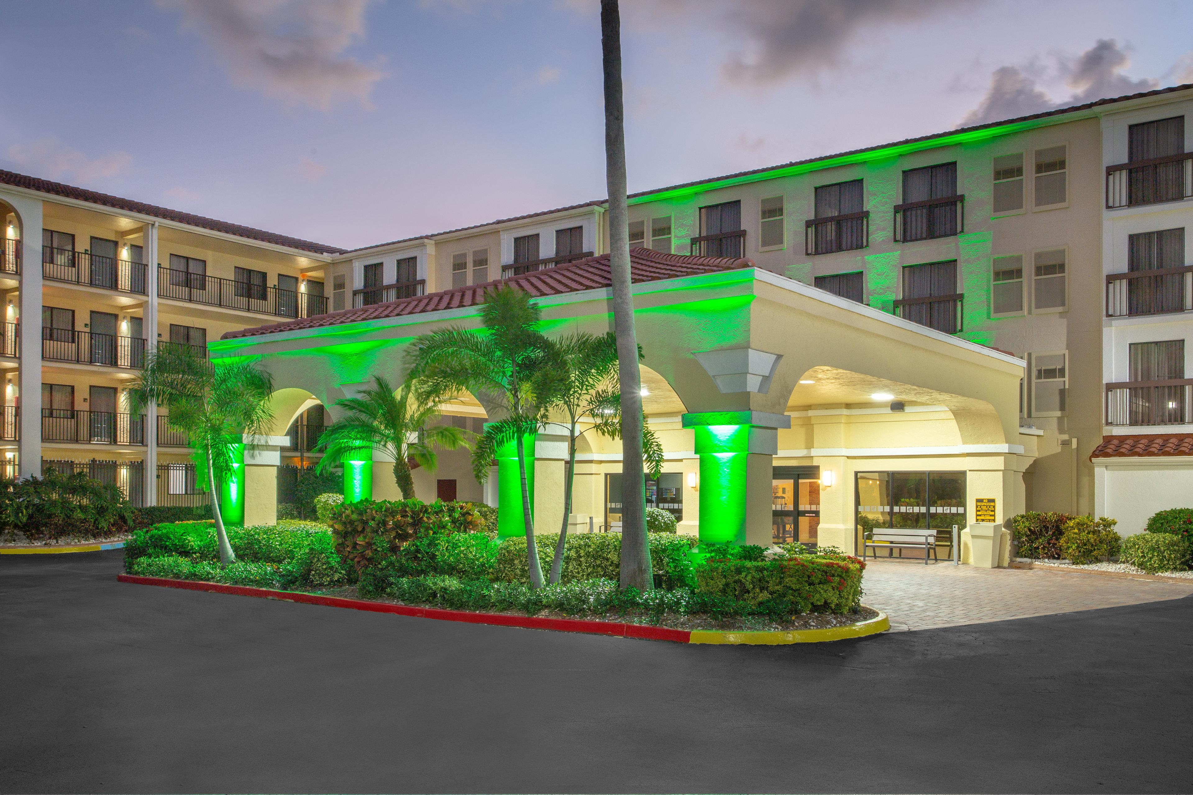 Holiday Inn & Suites Boca Raton - North Exterior photo