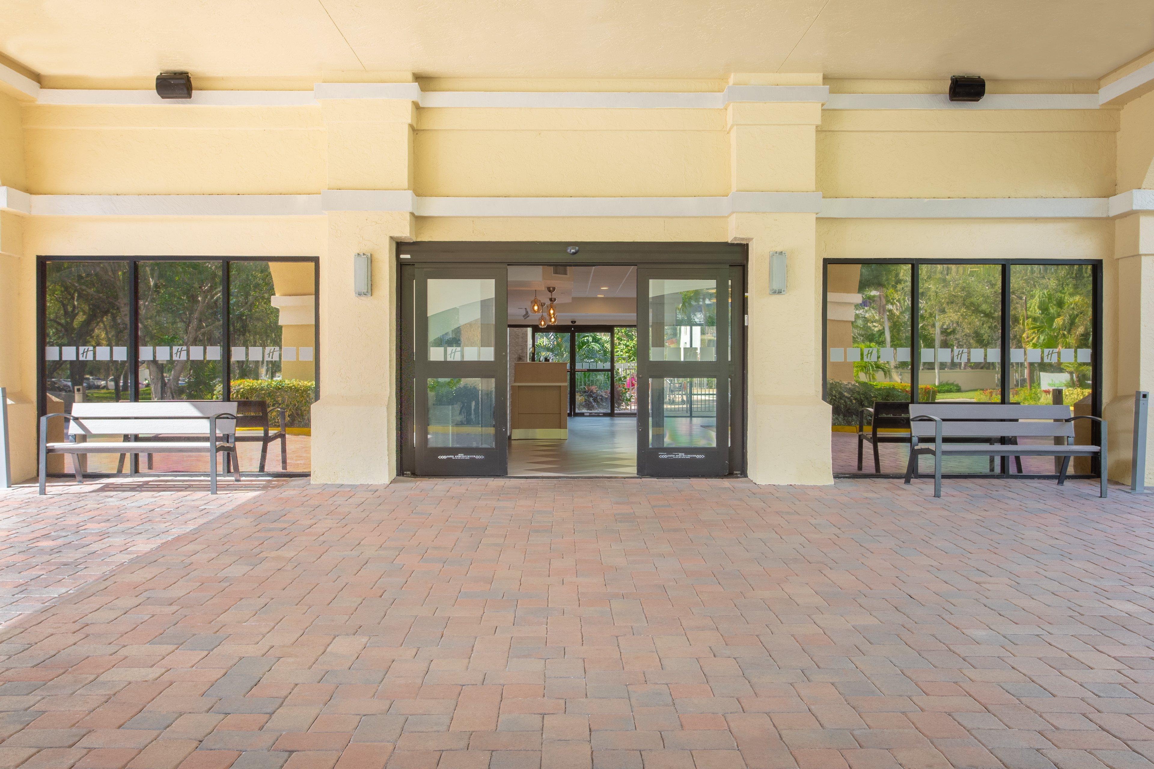 Holiday Inn & Suites Boca Raton - North Exterior photo