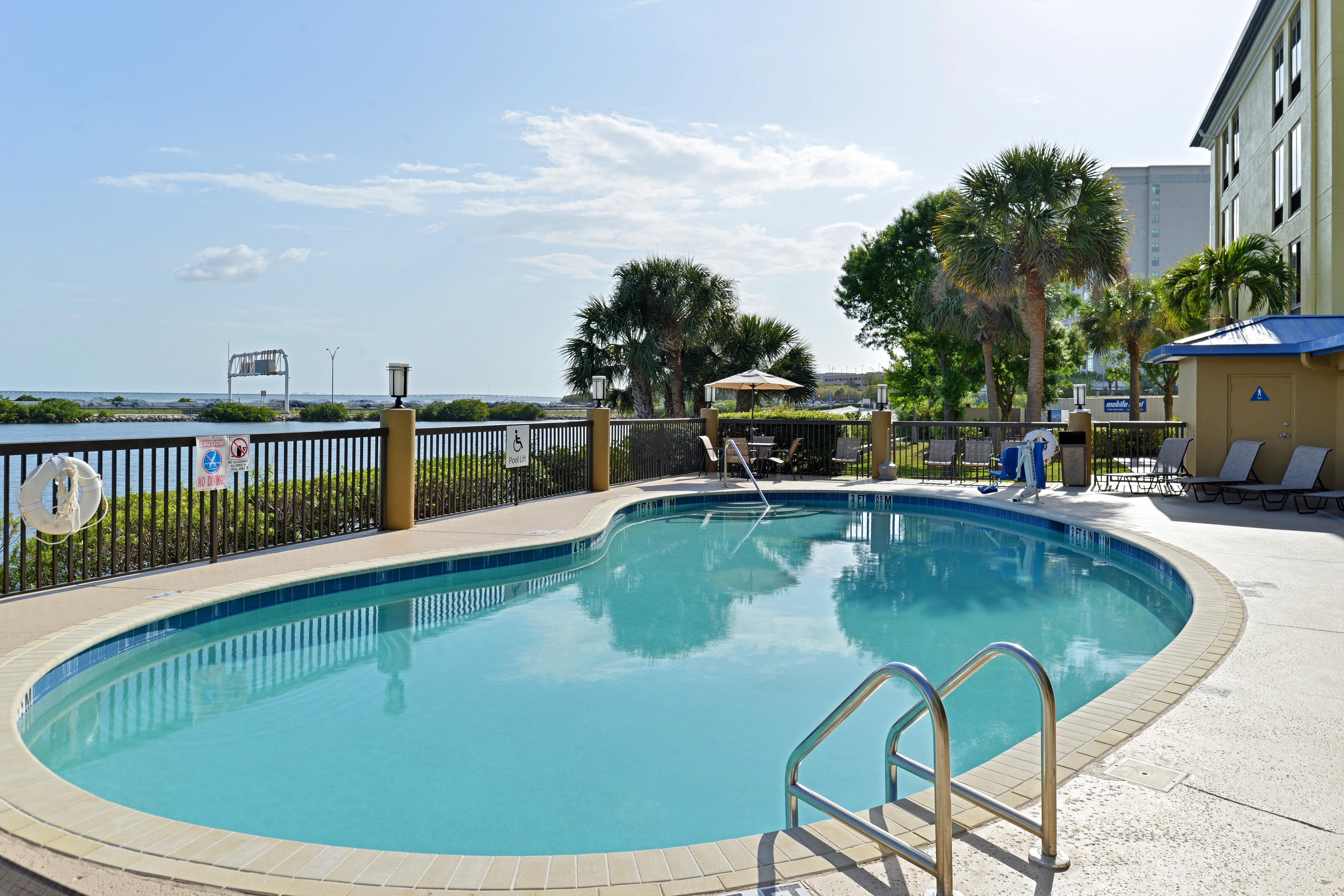 Holiday Inn Express Hotel & Suites Tampa-Rocky Point Island, An Ihg Hotel Exterior photo